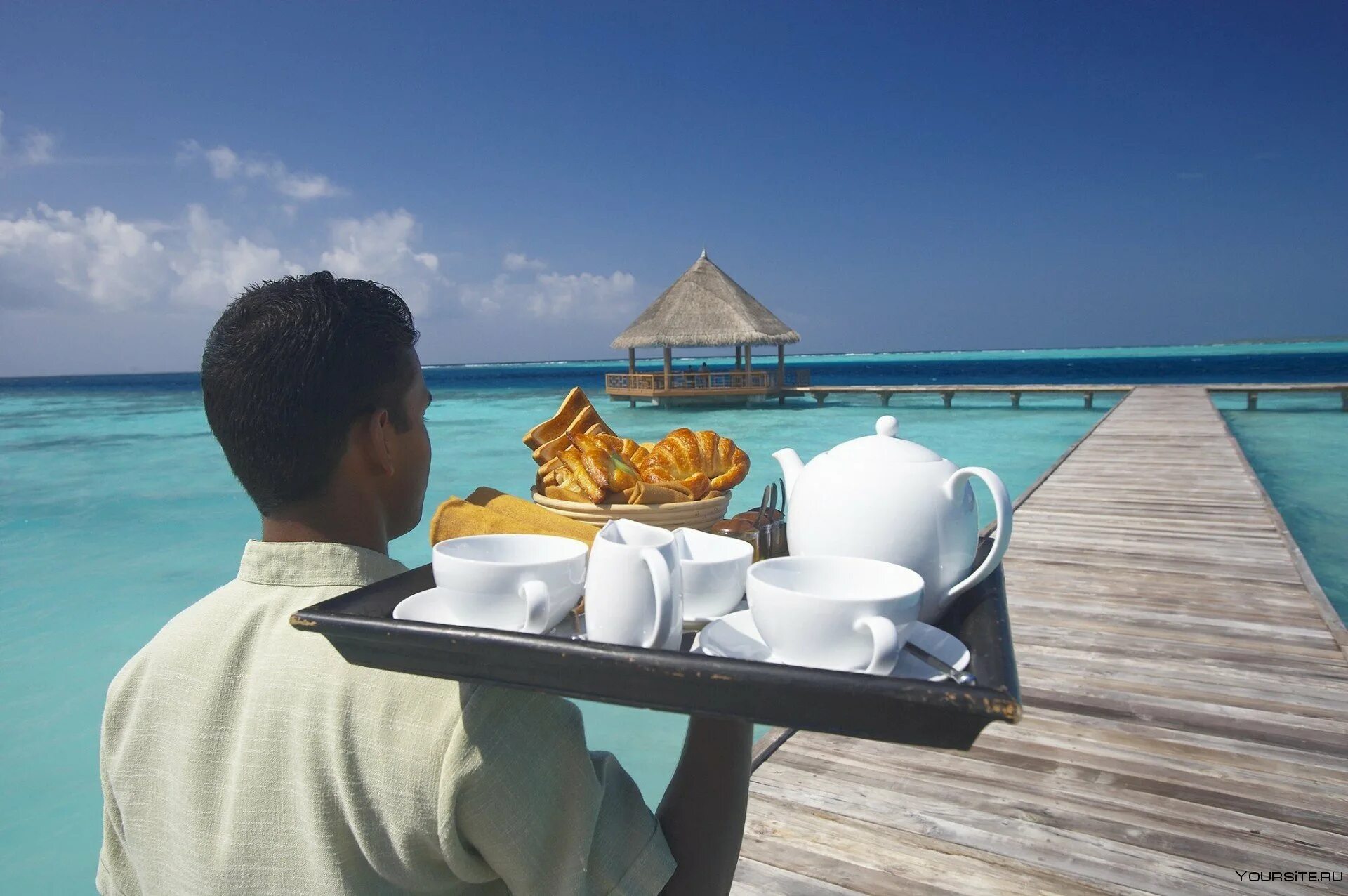 Утро на морском берегу. Утро на море. Завтрак у моря. Завтрак у океана. Кофе на пляже.