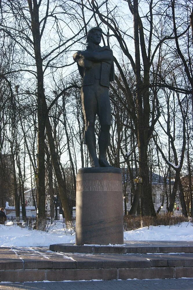 Памятник федору волкову. Памятник Фёдору Григорьевичу Волкову Ярославль. Памятник Волкову в Ярославле. Памятник Федору Волкова Ярославль.