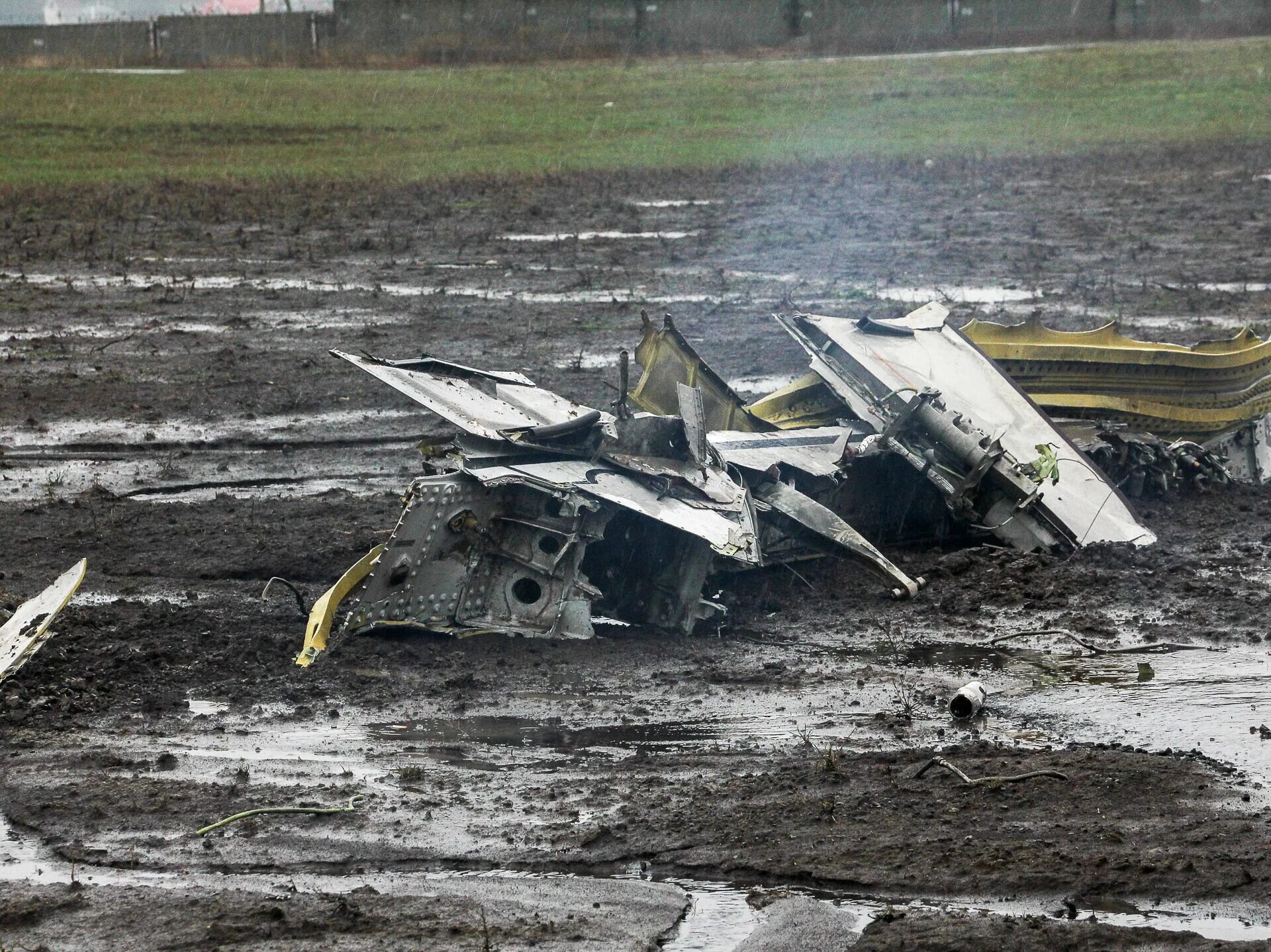 Крушение Боинга 737 в Ростове на Дону. Авиакатастрофа Boeing 737 в Ростове на Дону. Авария Boeing 737 в Ростове на Дону.