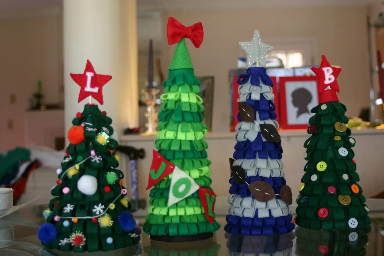 Поделки елки из разных материалов. Поделки елки из разных материалов. Оригинальная елка поделка. Елочки из разных материалов. Елка из бумаги.