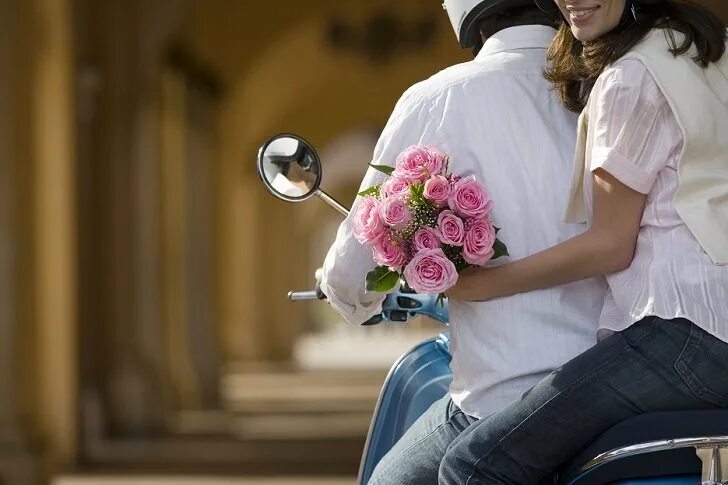 быть женой приятно. мужчина дарит букет цветов. быть женой приятно. счастливая пара. быть женой приятно.