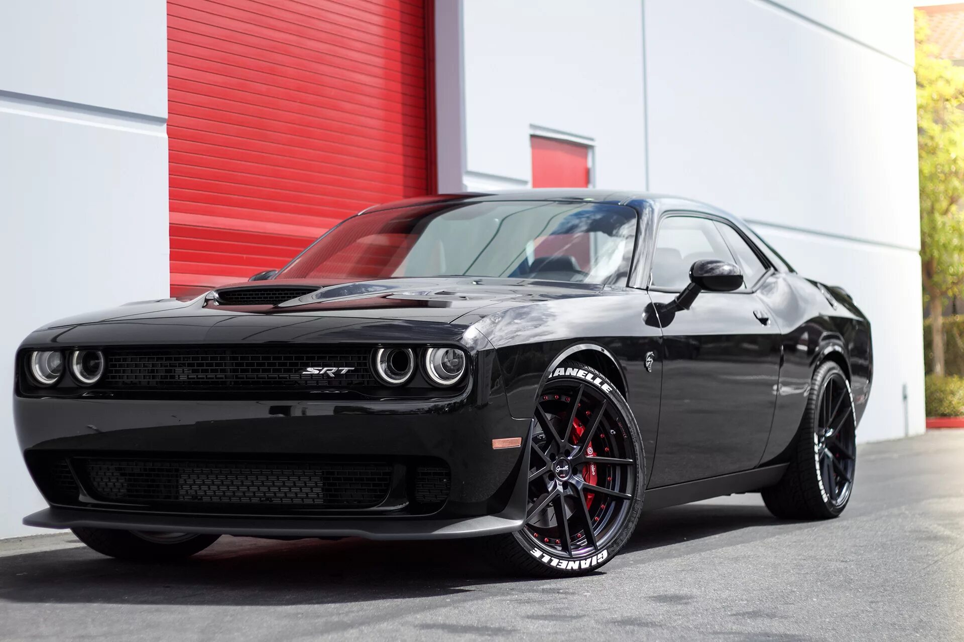 Дочь челленджер. Dodge Challenger srt Hellcat. Dodge Challenger Хелкат. Доде Челенджер хел кет. Dodge Challenger Hellcat 2021.