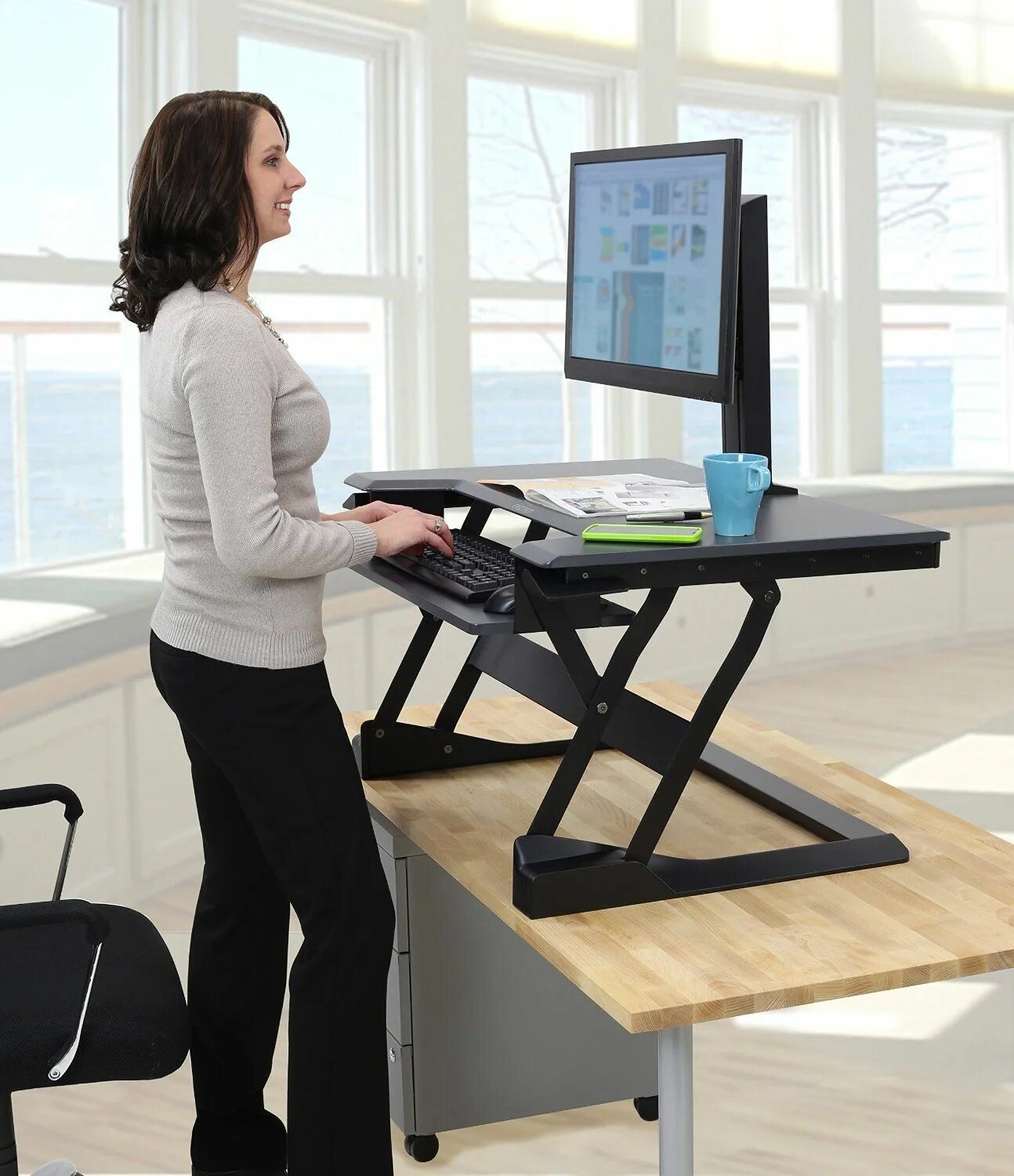 Standing desk. Ergotron WORKFIT-T, sit-Stand desktop Workstation. Стоячее рабочее место. Офисное стоячее рабочее место. Стоячие рабочие места в офисе.