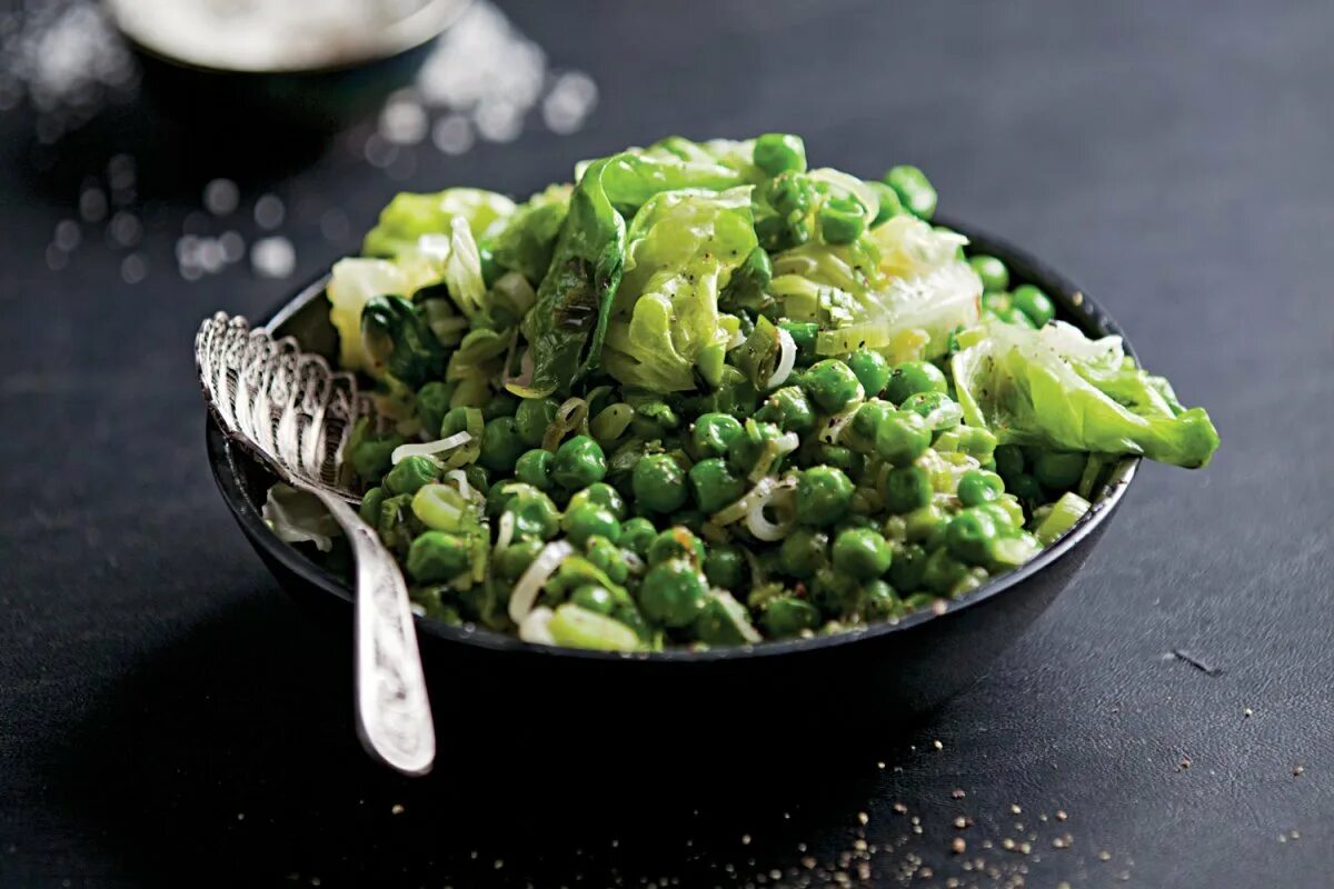 Зеленый салат. Зелень для салатов. Салат с горошком и овощами. Салат из зеленых овощей