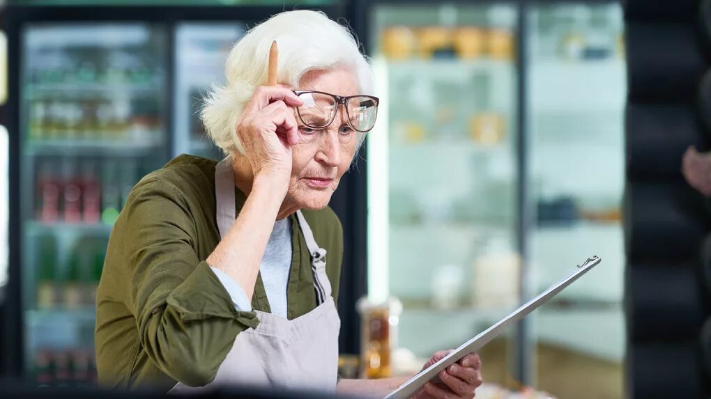 Работу старше 65 лет. Пенсионеры в интернете. Старенькая пенсионерка. Работа с пожилыми людьми. Пожилые за компьютером.