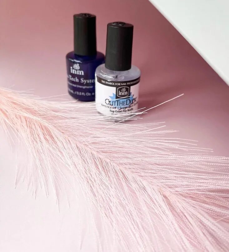 Закрепляющий лак для ногтей. Маникюр обычным лаком. Inm сушка. Рука держит лак для ногтей. Лак для ногтей популярные марки.