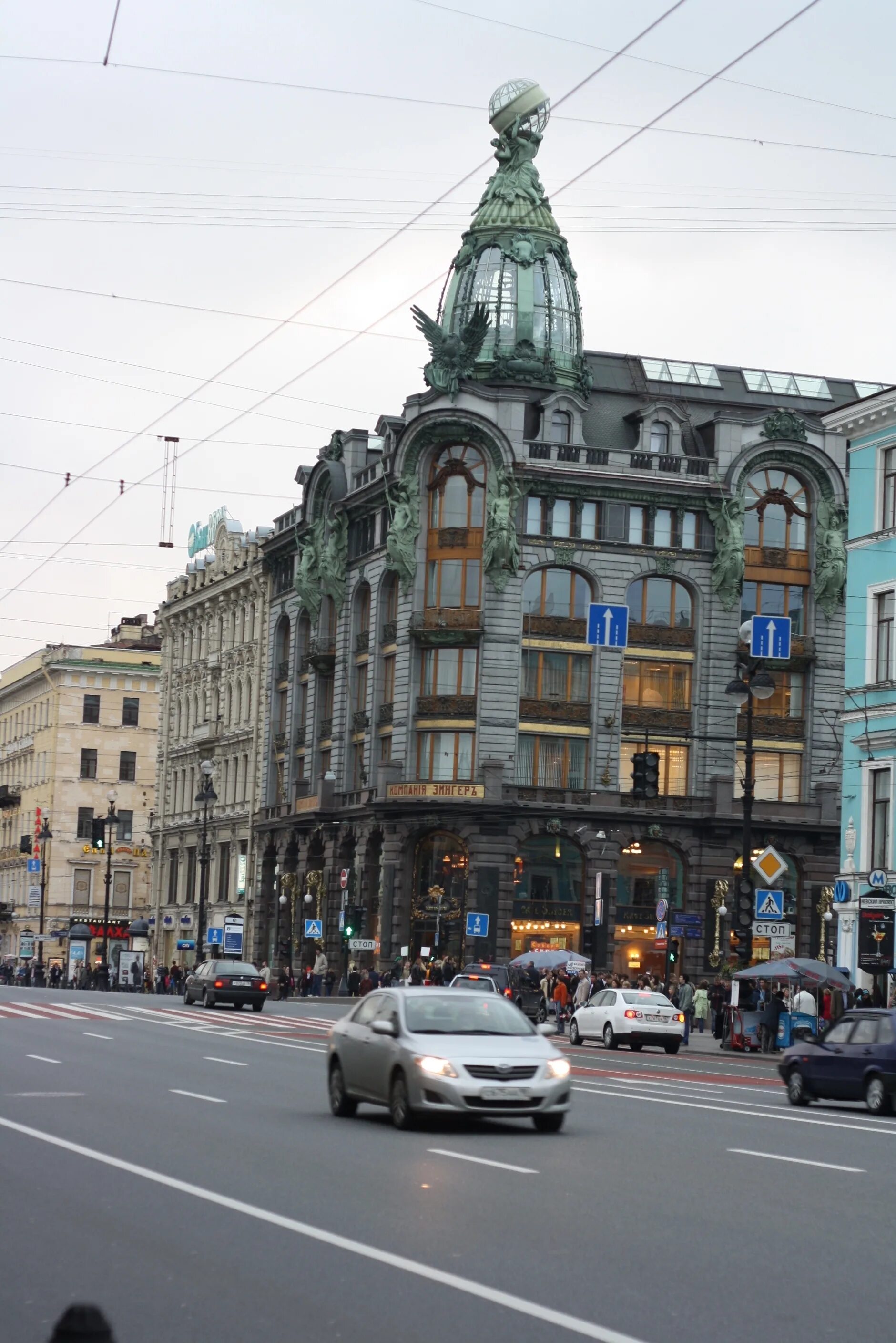 Дом зингер в спб на невском проспекте. Дом зингера в санкт-петербурге книжный магазин. Петербург магазин зингера. Петербург невский проспект дом зингер. Питер зингер здание.