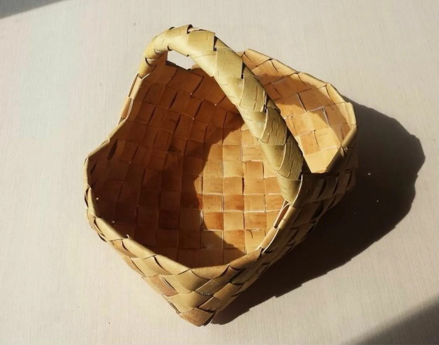 Корзинка из бересты. Плетеные изделия из бересты. Плетение из бересты изделия. Туеса плетенка ,береста. Плетеная хлебница из бересты.