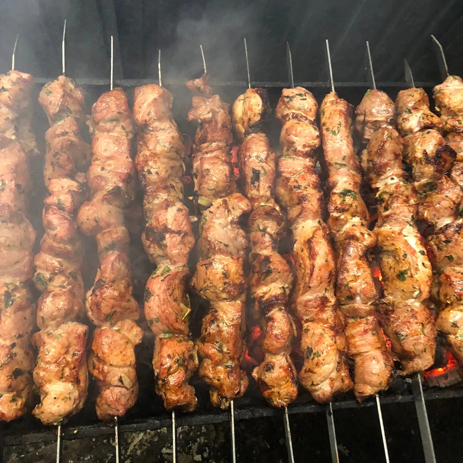 Шашлык из куриных крылышек на мангале. Заказать шашлык в сысерти. Шашлык боровичи. Шашлык в королеве. Реутов шашлык с доставкой.