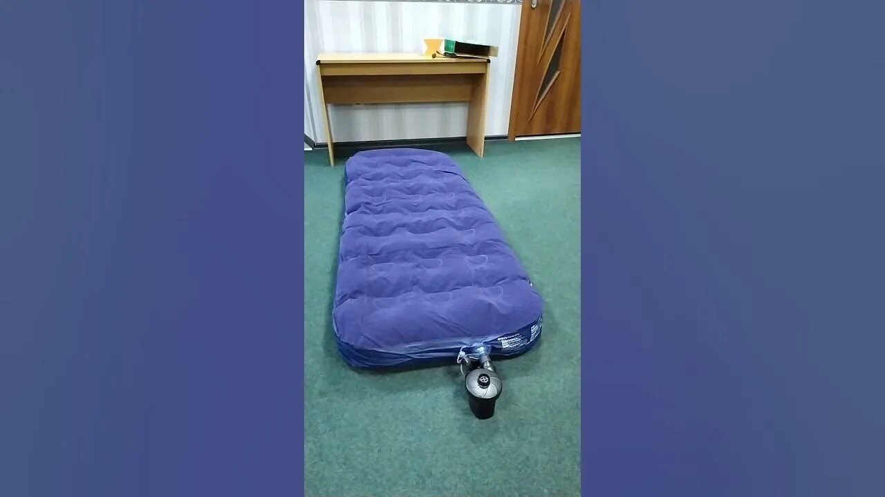 Как быстро сдуть матрас. Надувает матрас. надуваем матрасик. вздутый матрас.