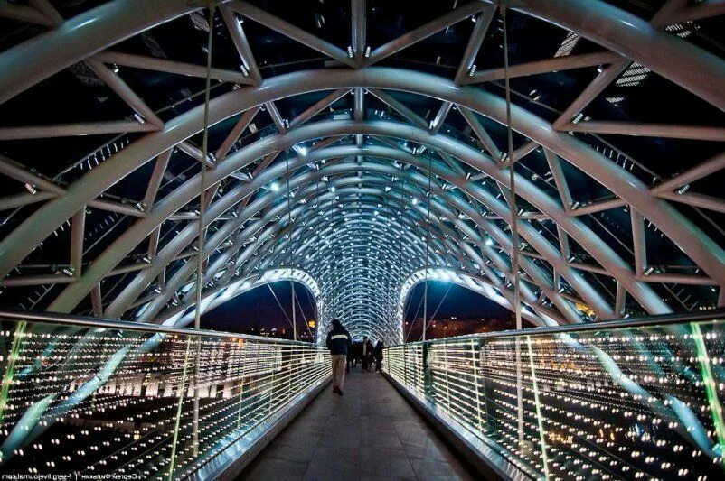 Мост в грузии. Пешеходный мост в Тбилиси. Мост дружбы Грузия. Мост свободы Тбилиси.