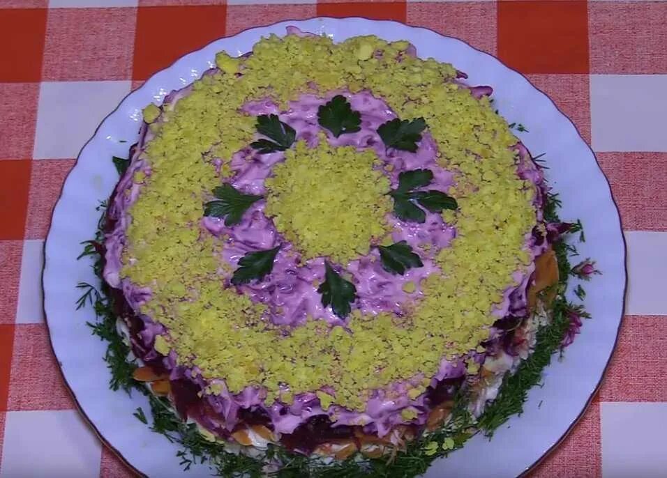 рыба под шубой. салаты «оливье», «сельдь под шубой», «мимоза»; десерты;. салат шуба рецепты с яйцами. салат рыба под шубой. салат шуба рецепты с яйцами.