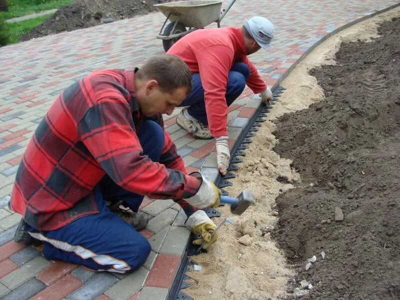 Можно ли положить тротуарную. Укладка тротуарной плитки. Технология укладки бордюрной плитки. Тротуарный бордюр укладка. Укладка бордюра для тротуарной плитки.