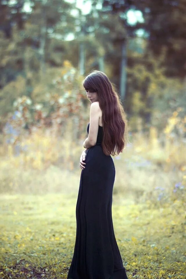Девушка в длинном платье со спины. Красивые брюнетки. Девушки в длинных платьяэ. Aida ridic блондинка. Девушка с длинными волосами в платье.