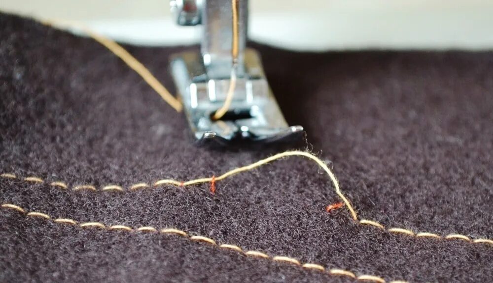 Швейная машинка не затягивает. Пропуск стежков на швейной машине. Сшивка ткани. Швы на швейной машинке. Машинка для сшивания тканей ручная.