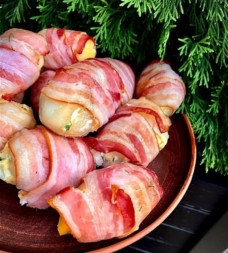 Рулеты с беконом. Рулетики с беконом. Рулетики с беконом. Рулеты завернутые в бекон. Рулет из бекона с сыром.