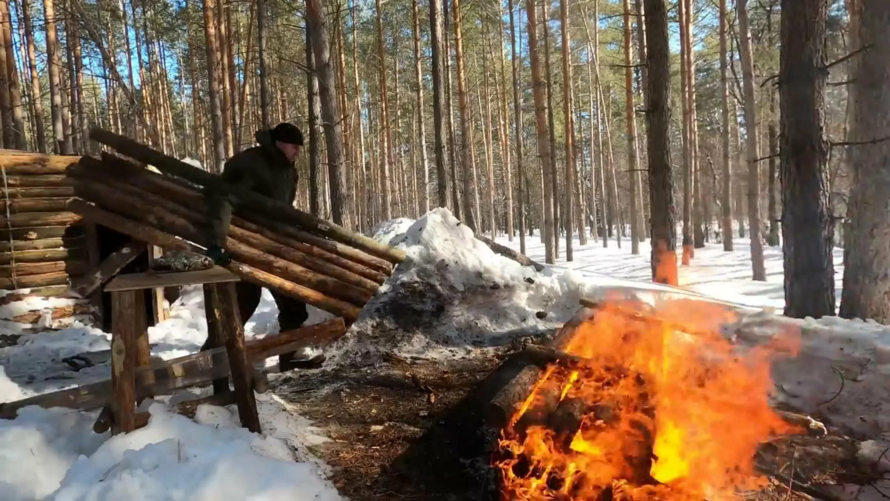 Видео походный оптимист. Землянка у реки походный оптимист. Землянка походного оптимиста. Землянка в зимнем лесу походный оптимист. Походный оптимист.