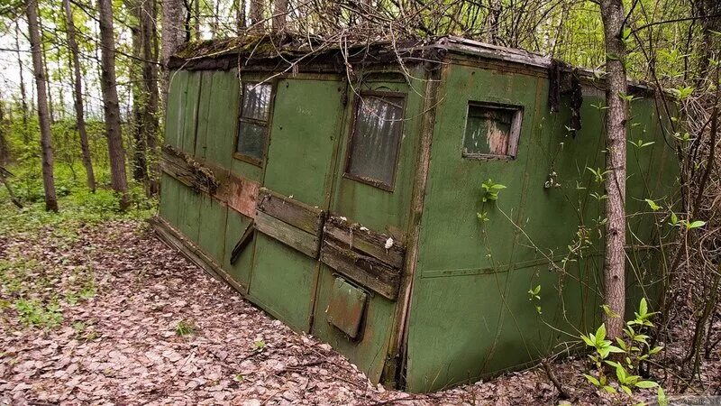 Военная дом 9. Вагончик в лесу. Военный домик. Заброшенные базы в лесу. Заброшенная Военная база в лесу.