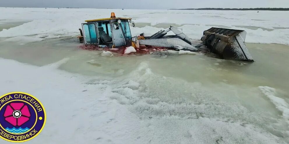 Хабарка трактор провалился под лед. Трактор в море. Антарктида первый утонувший трактор. В Карском море утонул. Трактор утонул