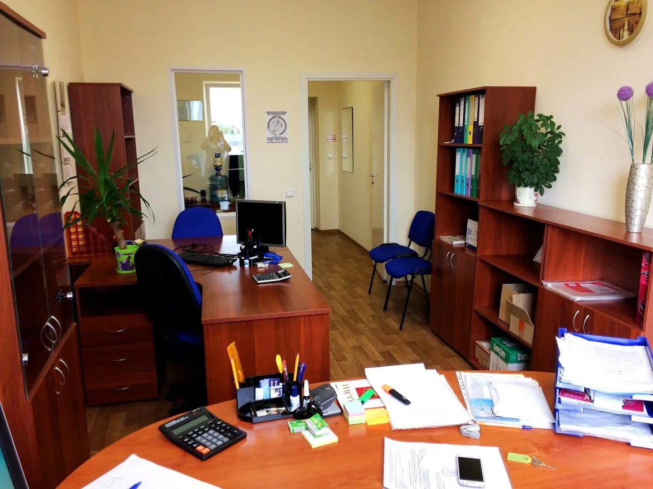 мебель для бухгалтерии. кабинет главного врача интерьер. интерьер кабинета бухгалтера. интерьер кабинета в квартире. главный кабинетное.