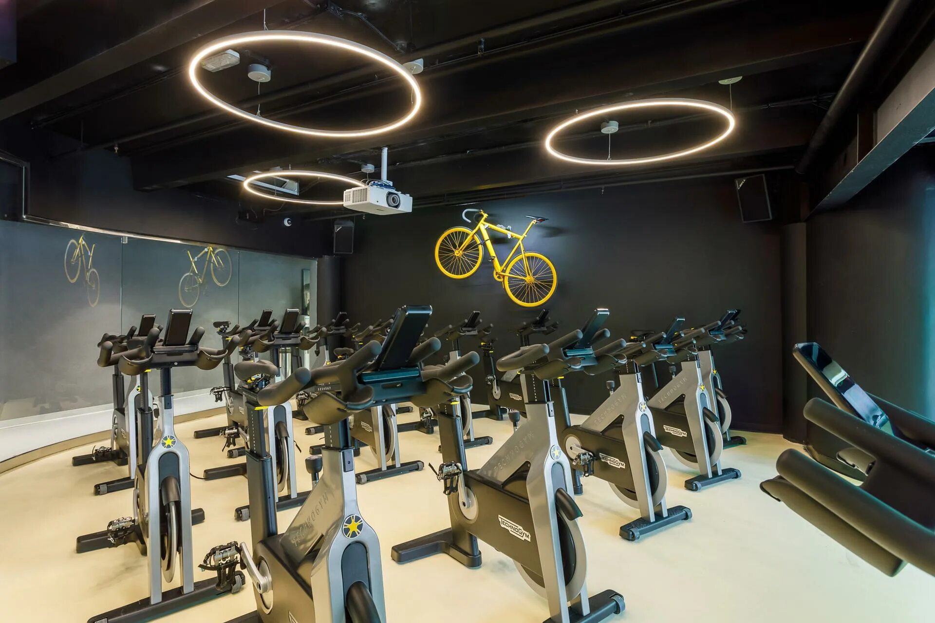 Фитнес в москве дорогой. Crocus fitness курская. крокус фитнес земляной вал. крокус фитнес сайкл. крокус фитнес рубинштейна.