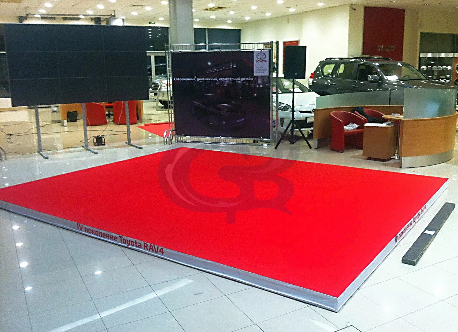 подиум для авто. подиум для выставки автомобилей. автоподиум с машиной. автомобильные выставочные стенды. подиум для экспонирования автомобиля.