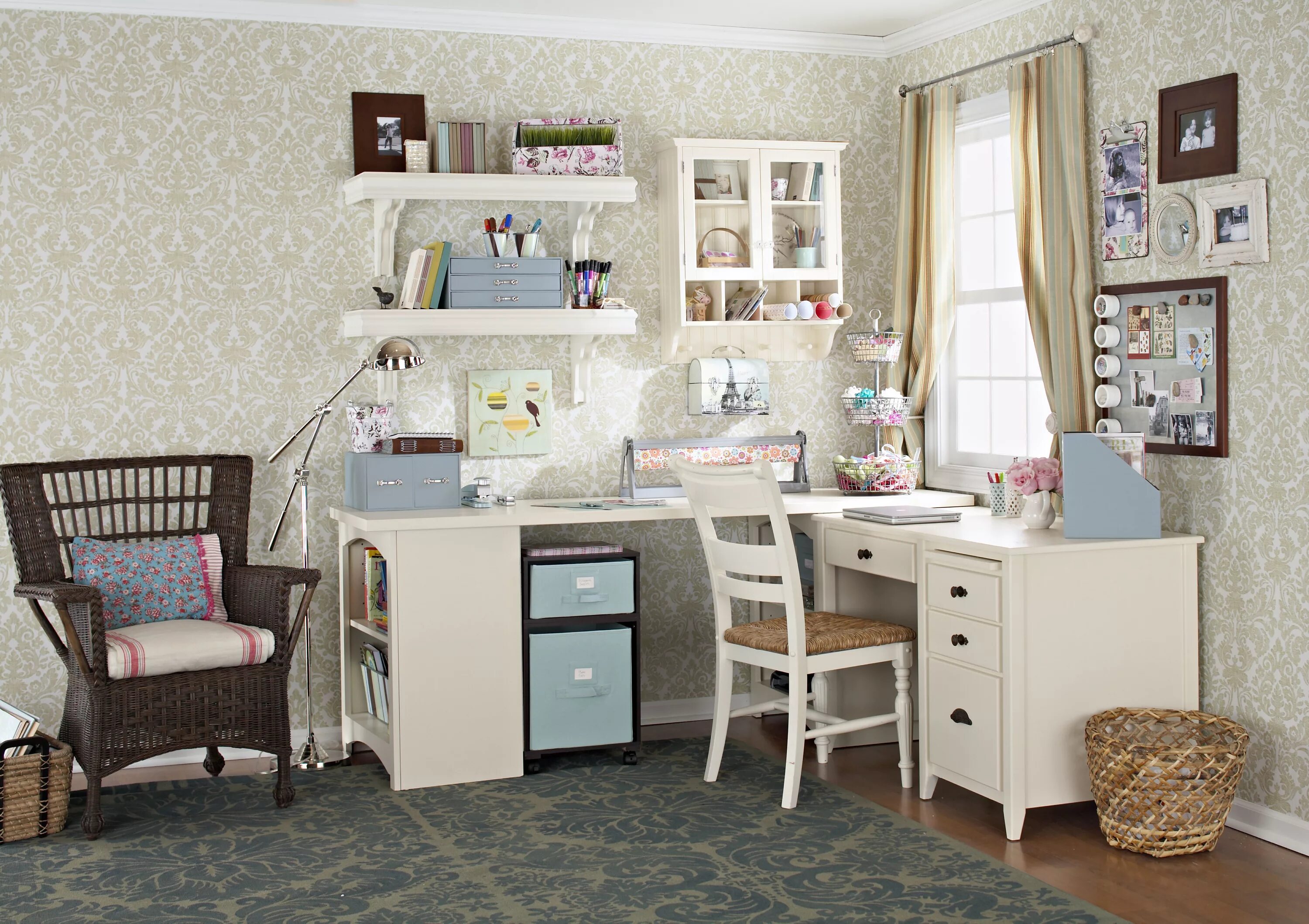 уголок рукодельницы. комната для рукоделия. рабочий уголок для рукоделия. комната для рукоделия. рабочее место рукодельницы.