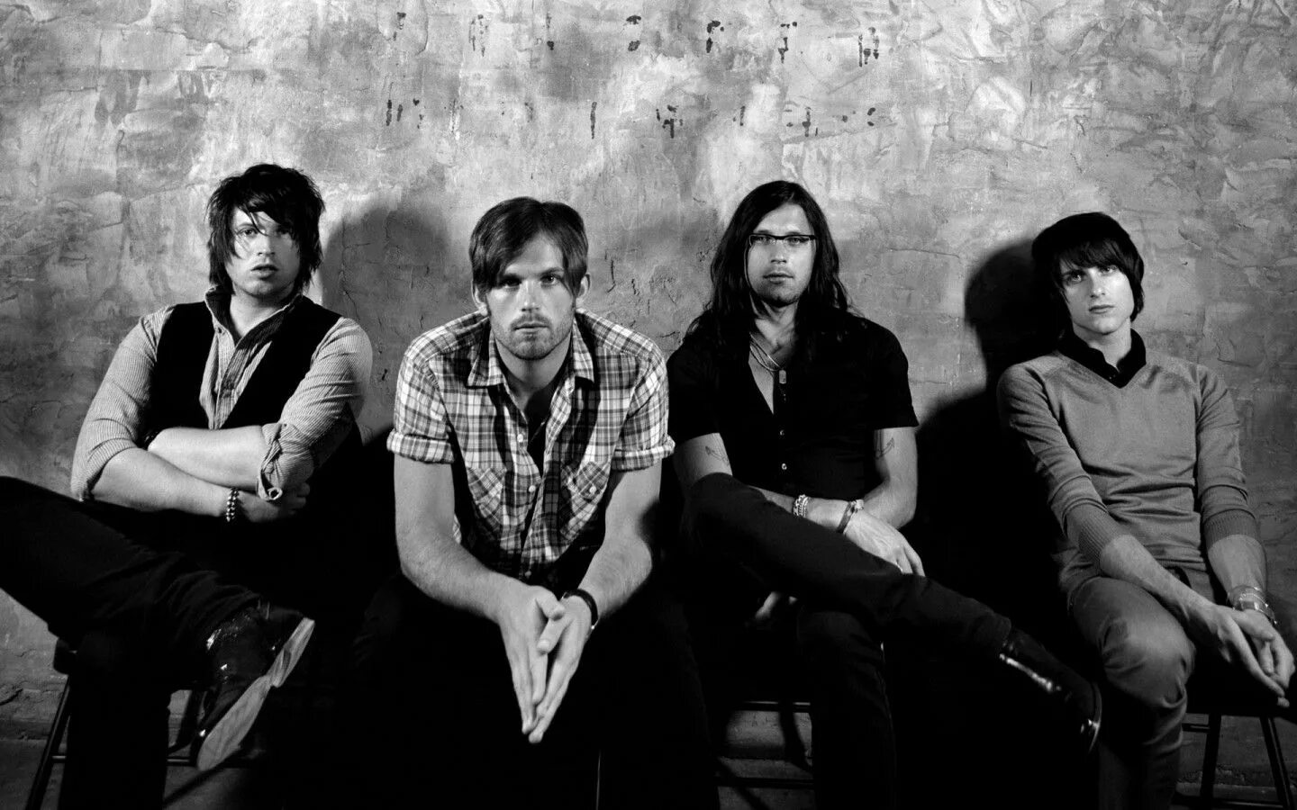 Kings of leon closer. Группа kings of leon. обои на рабочий стол kings of leon. kings of leon обложки. kings of leon albums.