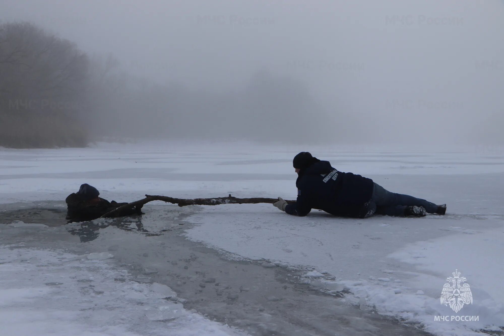 Человек провалился под лед.
