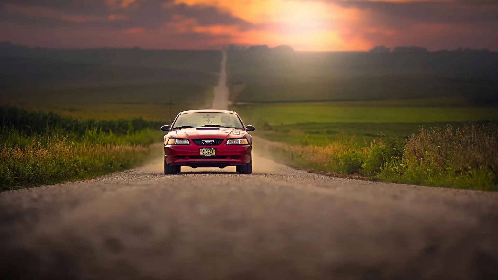 Дорогие машины. Навстречу машины. Автомобиль в движении. Навстречу машины. Машина едет по дороге.