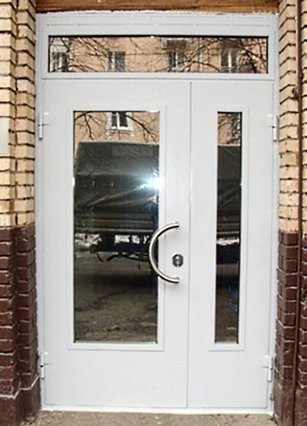 Входная дверь в подъезд со стеклом. Подъездные двери со стеклом pdm-015. входные пластиковые двери в подъезд. дверь металлическая в подъезд со стеклом. пластиковая дверь с фрамугой.
