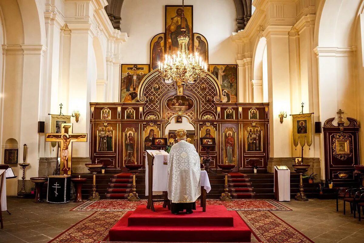Католическая 1 православная. Православная Церковь внутри. Православный храм внутри.