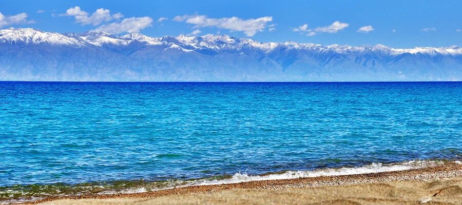 Берегу озера иссык куль. Иссык-Куль Киргизия. Иссык-Куль и горы. Кыргызстан озеро Иссык-Куль. Берег озера Иссык Куль.