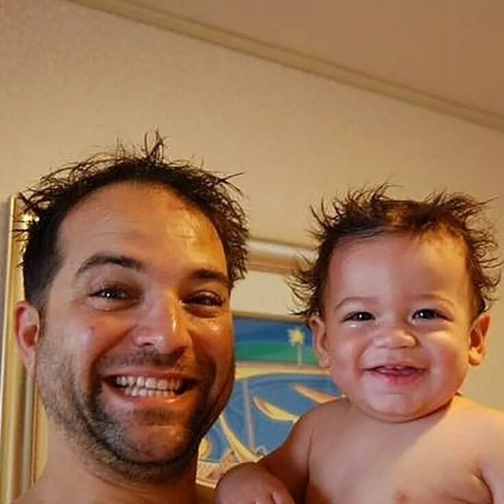 похож ли ребенок на отца. похож ли ребенок на отца. дети похожие на отцов. дени де вито в детстве фото. мальчик похож на отца.