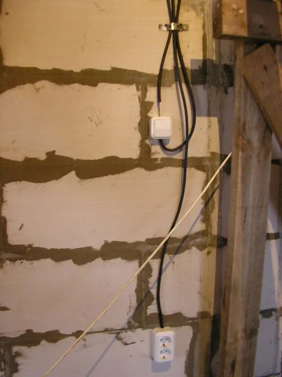 проводка в кирпичной стене. скрутка ввг 2. вводной провод в квартиру. укладка проводов в квартире. электропроводка в частном доме.