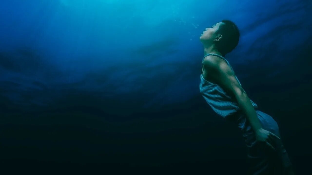 Фотосессия в воде. Пузыри в океане. Свет в воде. Под водой. Мужчина под водой.