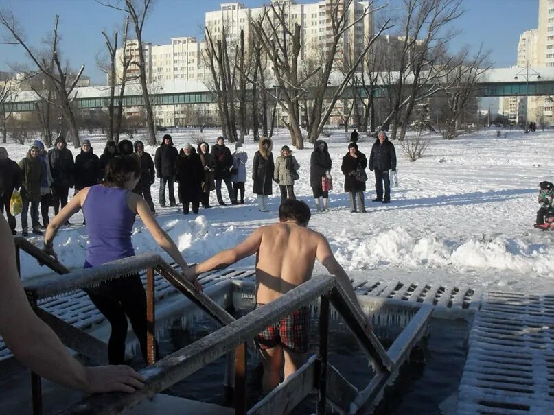 Крещенская прорубь в Южном Бутово. Крещенский прорубь в Бутово. Купание в Бутово на крещение. Купель в Южном Бутово на крещение.