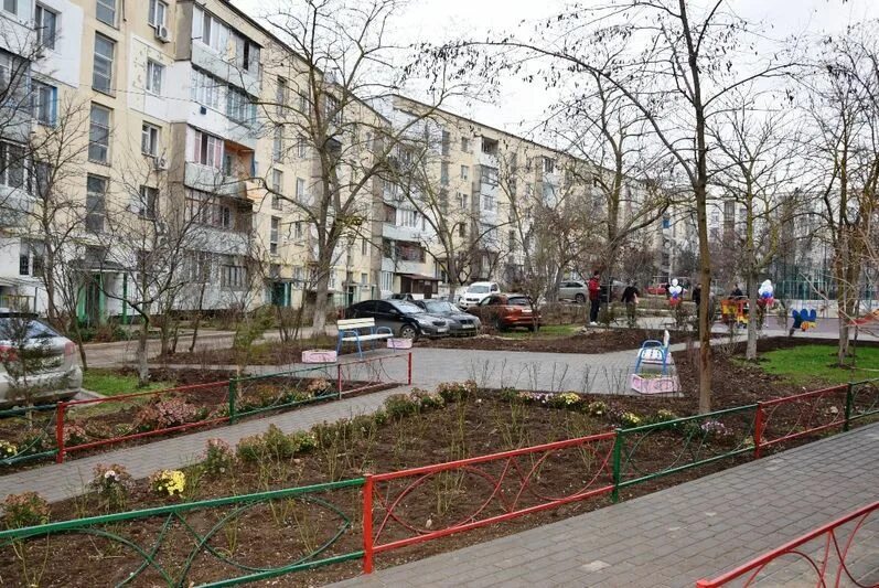 Евпатория 16 апреля. Евпатория дворы. улица 60 лет октября 44 евпатория. московский дворик евпатория. 60 лет влксм 16 евпатория.