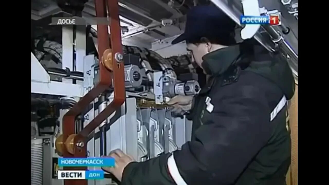 Ключ для закрутки болтов. Закручивает гайку. Крутит гайку. Закручивает гайку. Гайка сбоку закручивается болтом.