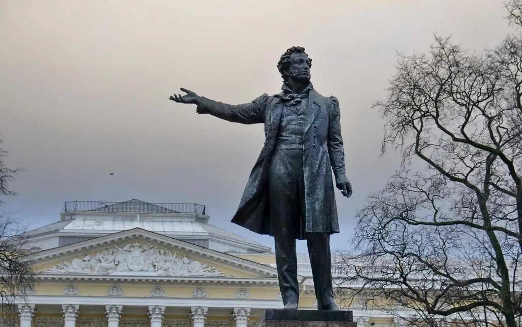 Памятник А.С. Пушкину в сквере на площади Искусств