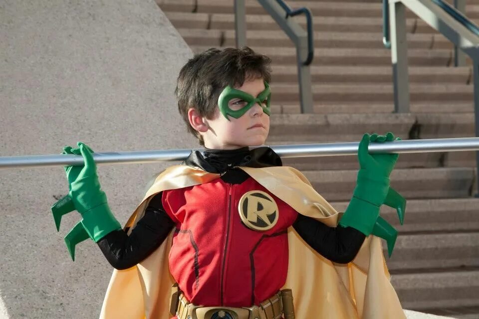 Cosplay robin. Робин Дэмиен Уэйн косплей. Damian Wayne Cosplay. Робин косплей. Косплей Дэмиан.