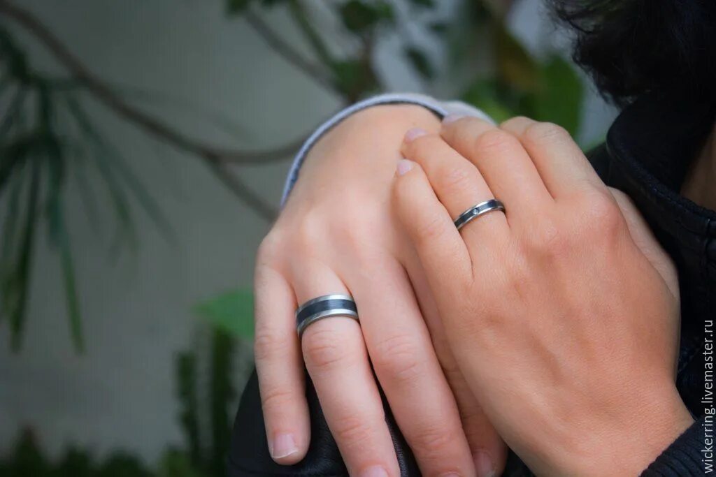 Черные обручальные кольца. Титановые обручальные кольца. Обручальное кольцо комбинированное. Титановые обручальные кольца на руке.