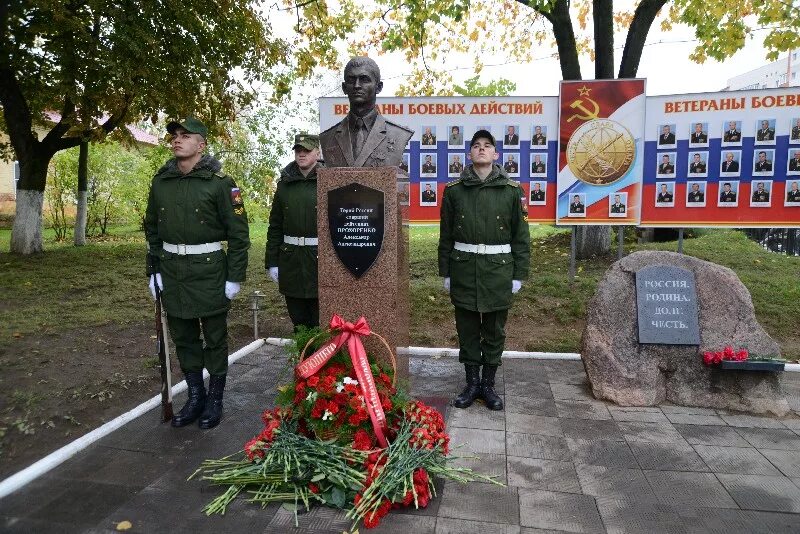 Увековечили память героя. Памятник Александру Прохоренко.