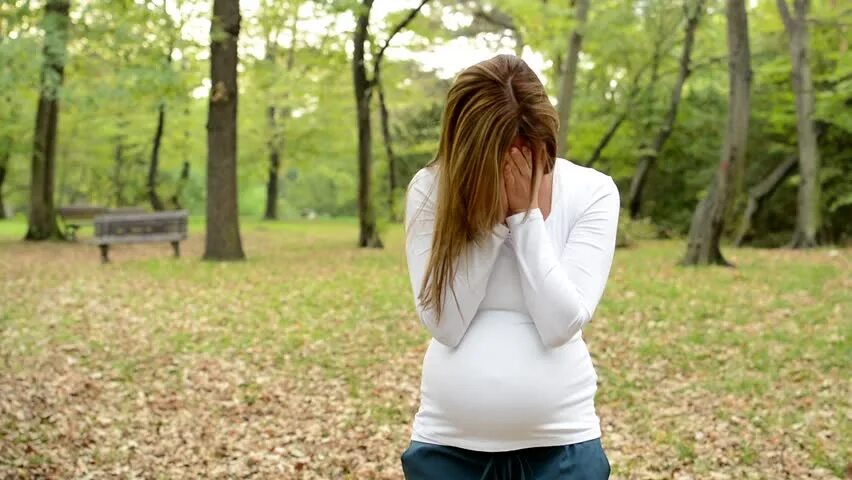 Развод на улице. Одинокие беременные женщины. Женщина плачет на улице.