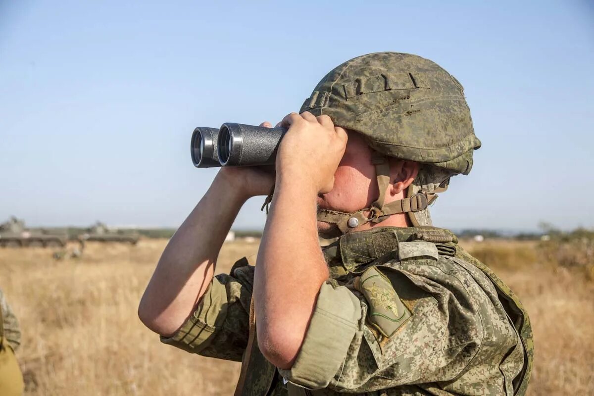 Событие военная тревога. Учения артиллеристов. Военные с биноклем на голове. Современный общевойсковой бой. Командер с биноклем на учениях.