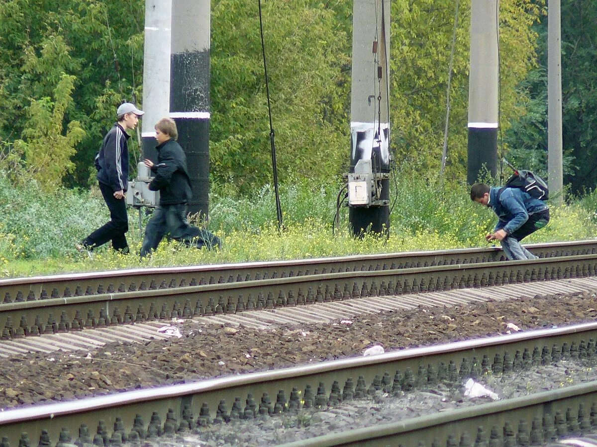 нарушители на железной дороге. железная дорога зона повышенного риска. железная дорога для детей. железнодорожные пути зона повышенной опасности. дети на жд путях.