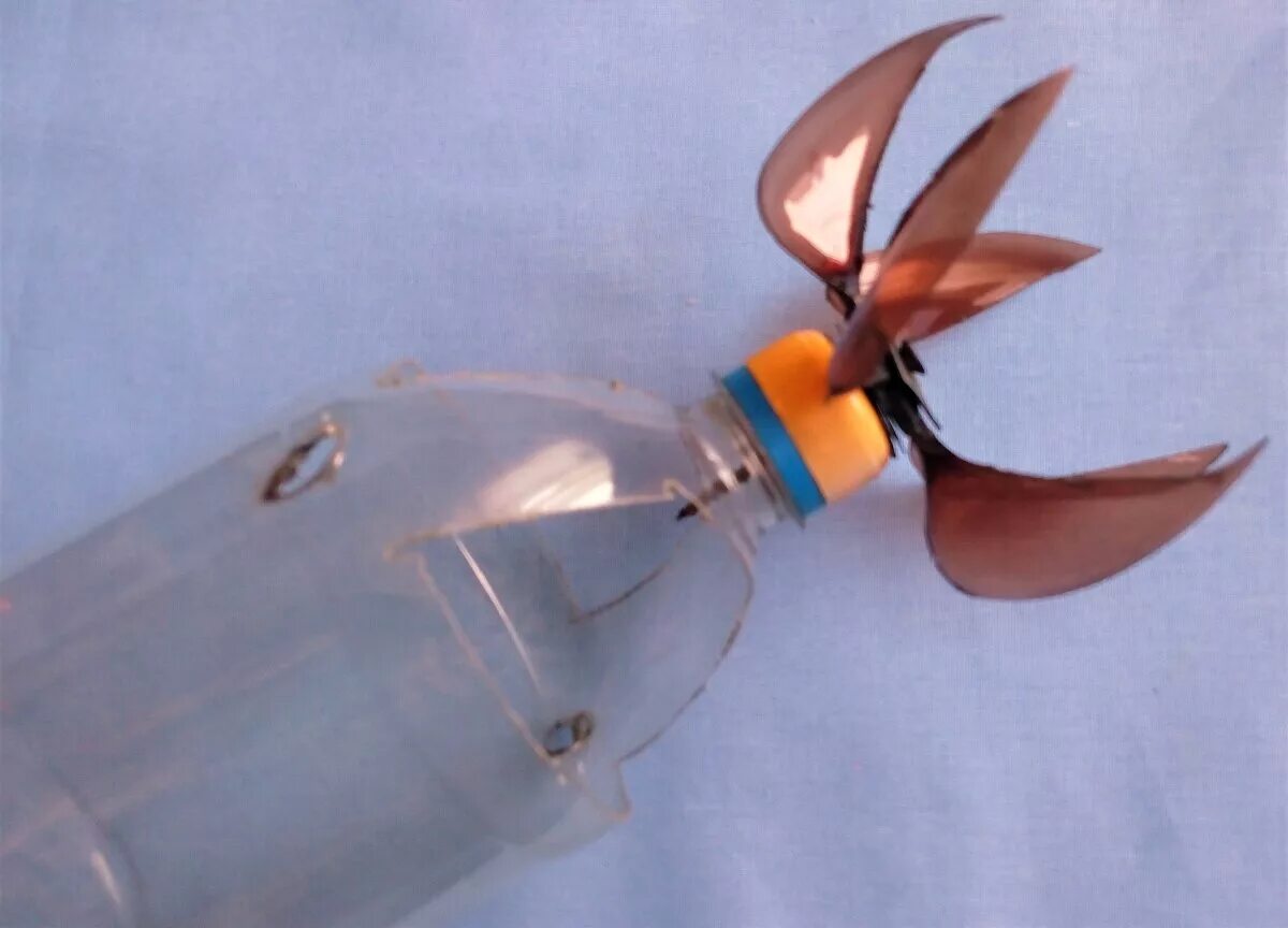 Птица из бутылки пластиковой для отпугивания птиц