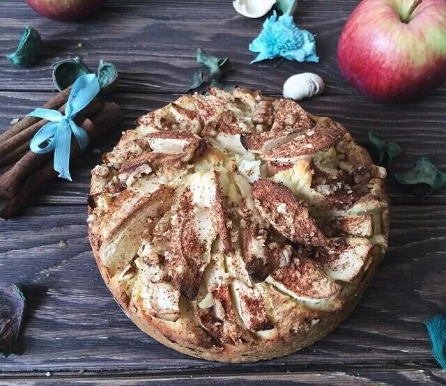 Шарлотка в духовке с корицей и яблоками