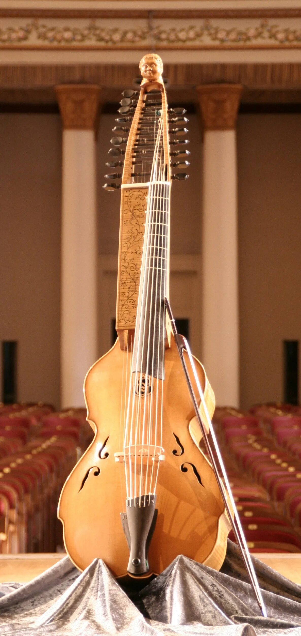 баритон смычковый инструмент. баритон струнный смычковый инструмент. мексиканский струнный щипковый инструмент. виола да браччо музыкальный инструмент. шведская скрипка никельхарпа.