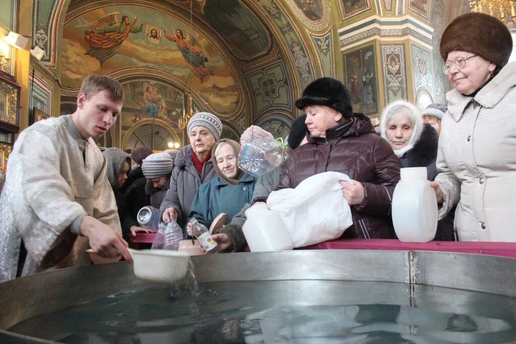 Освящение воды. Святая вода в храме. Крещение в воде. Освещение воды на крещение. Про святую воду